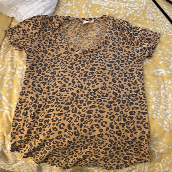 Tops - M leopard 🐆 v neck tee